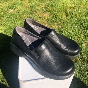 Dansko Winona Women’s Black Milled Nappa Leather Nurse clogs Sandals Size 39/8.5